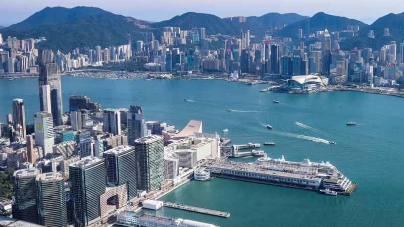 Wani bincike da aka gudanar kan masu amsa tambayoyin da suka shafi harkokin ofishin iyali gabaɗaya ya yi imanin cewa Hong Kong ta fi Singapore kyau.